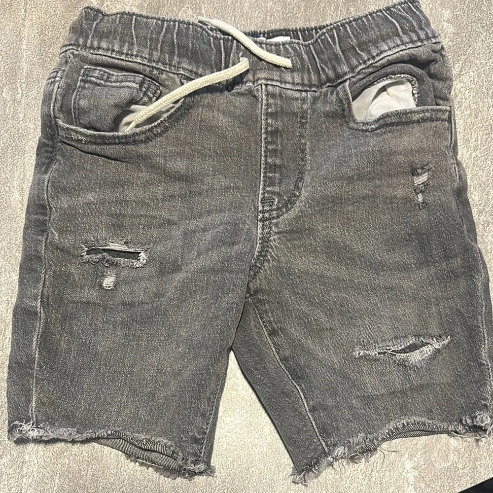 Old Navy Distressed Gray Denim Shorts Boys size Small 6-7
